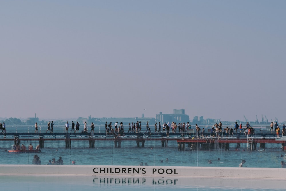 Gente en la playa durante el día