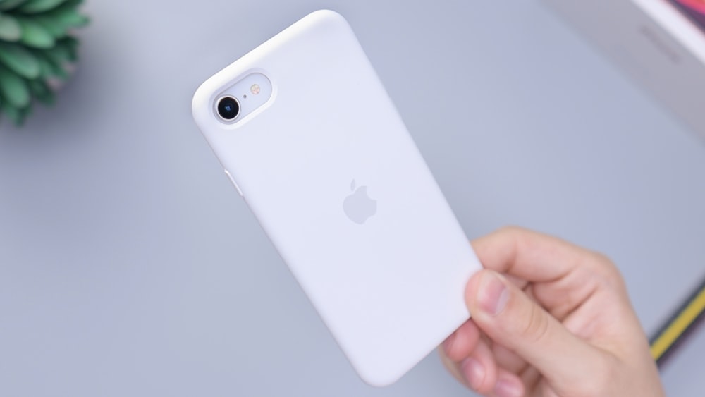 iphone 4s bianco su tavola bianca foto – Blu Immagine gratuita su Unsplash