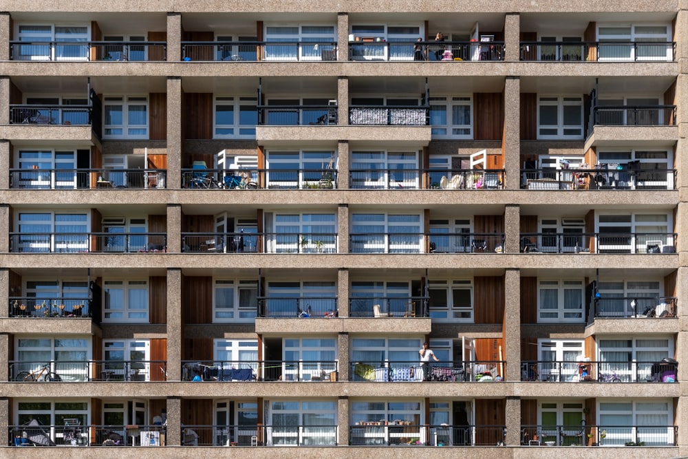 Edificio de hormigón marrón y beige