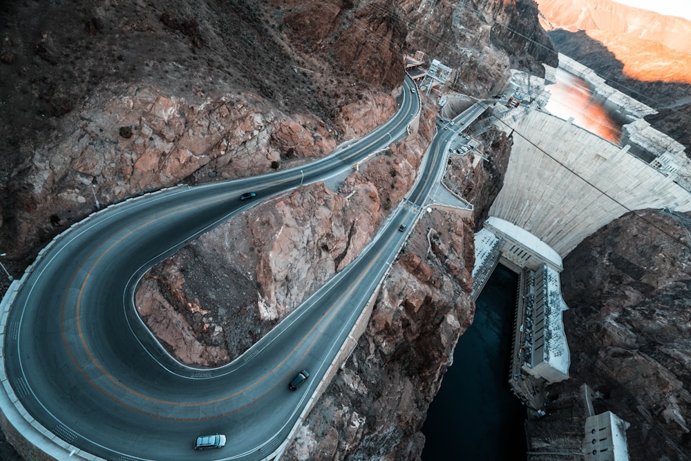 Graue Betonbrücke über den Fluss