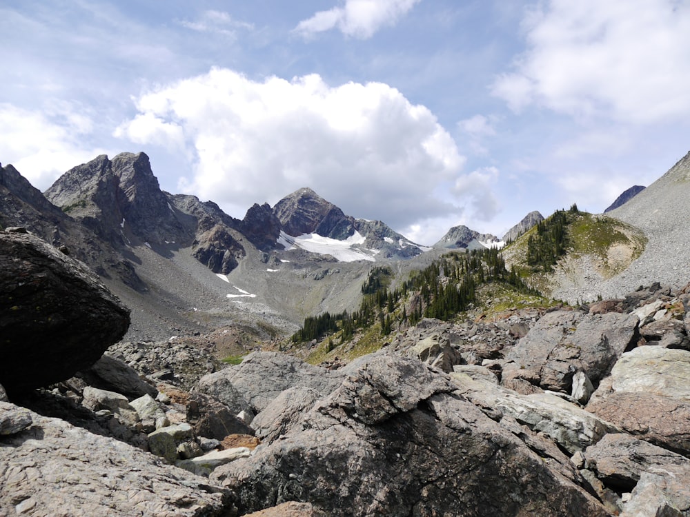 montagne rocheuse sous des nuages blancs pendant la journée