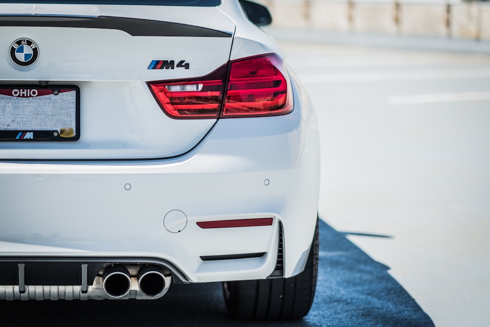 낮 동안 도로에 흰색 BMW M 3