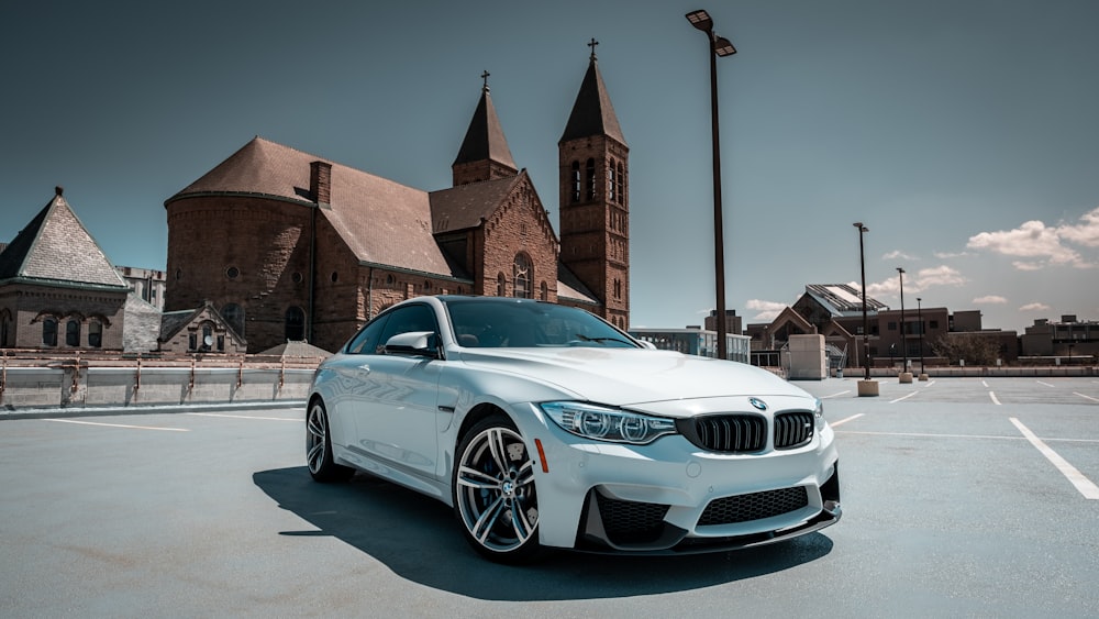 BMW M 3 coupé blanc garé dans la rue pendant la journée