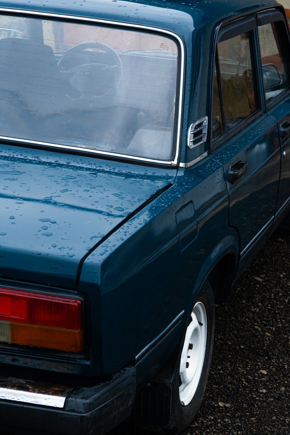 blue car with red light