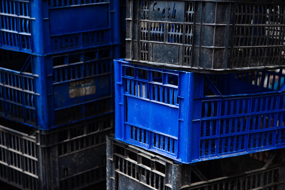 Cajas de plástico azul en estante de metal negro