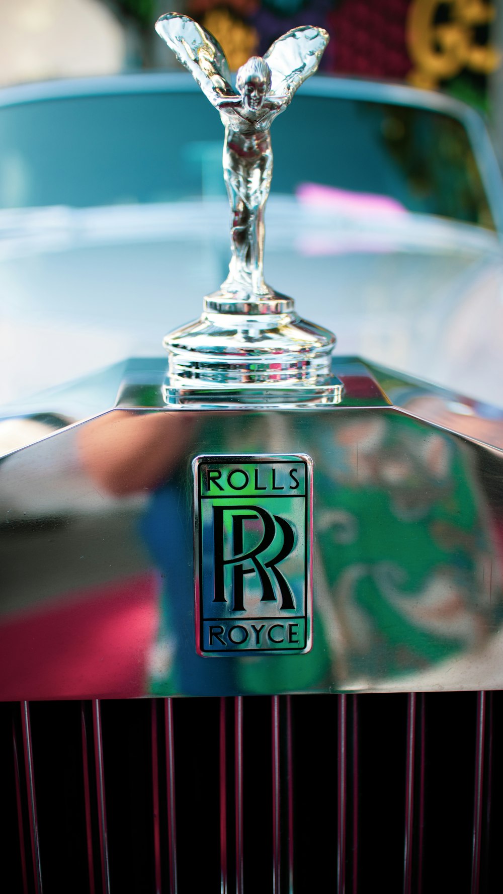 the emblem on the front of a rolls royce car