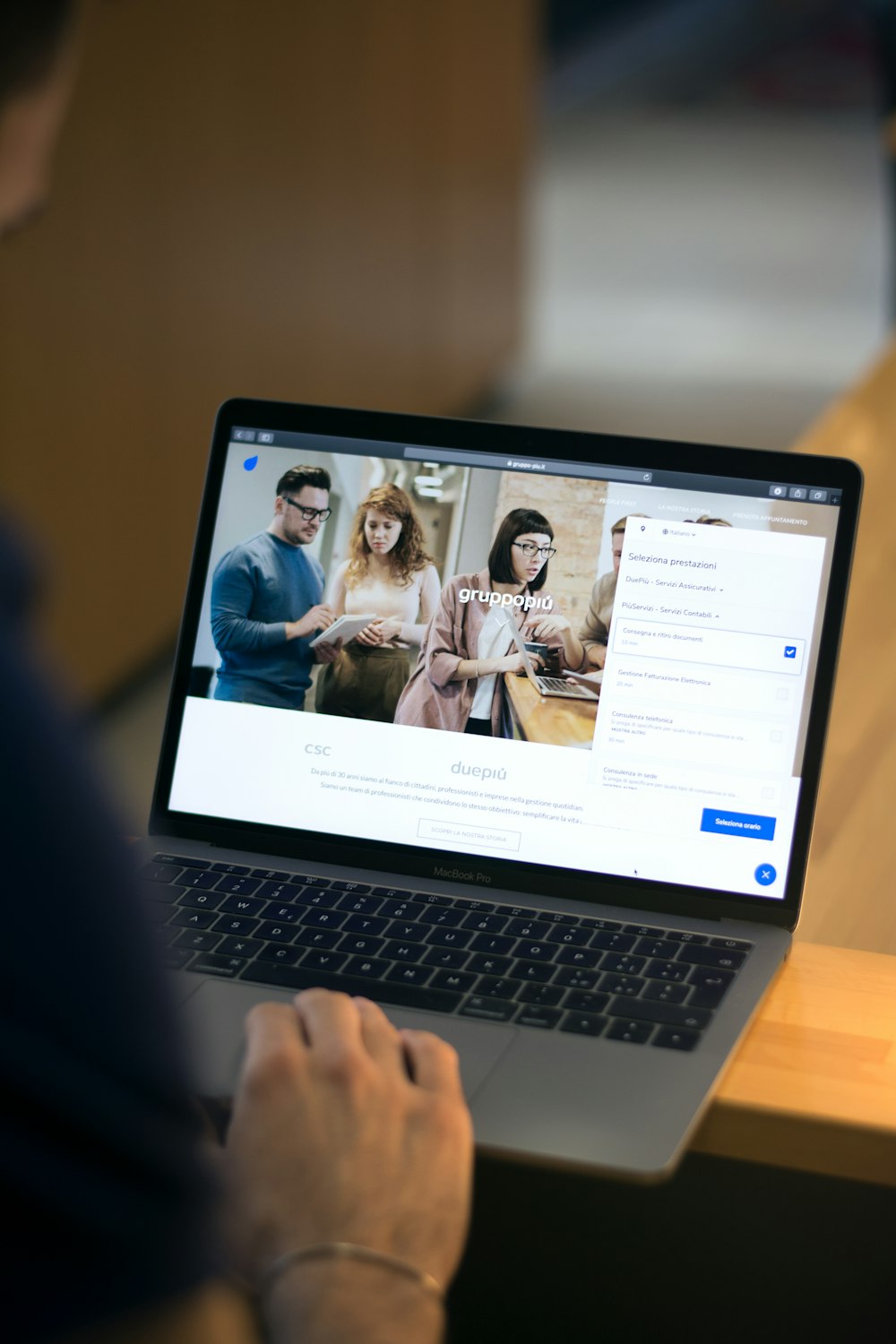 MacBook Pro auf braunem Holztisch