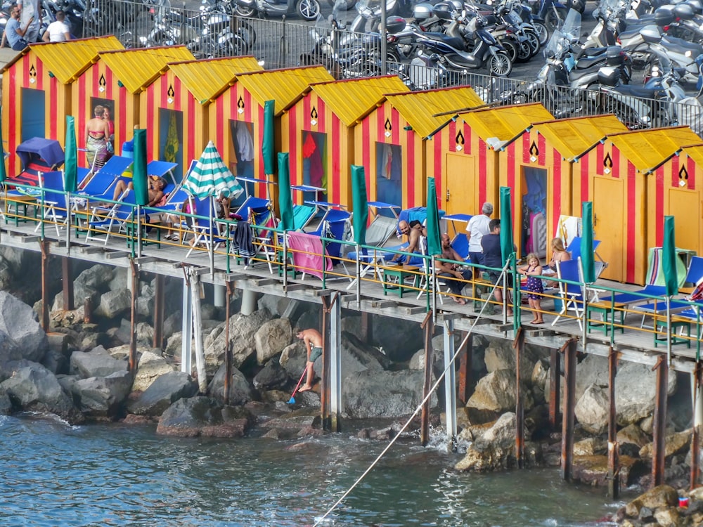 Casas cerca de cuerpos de agua durante el día