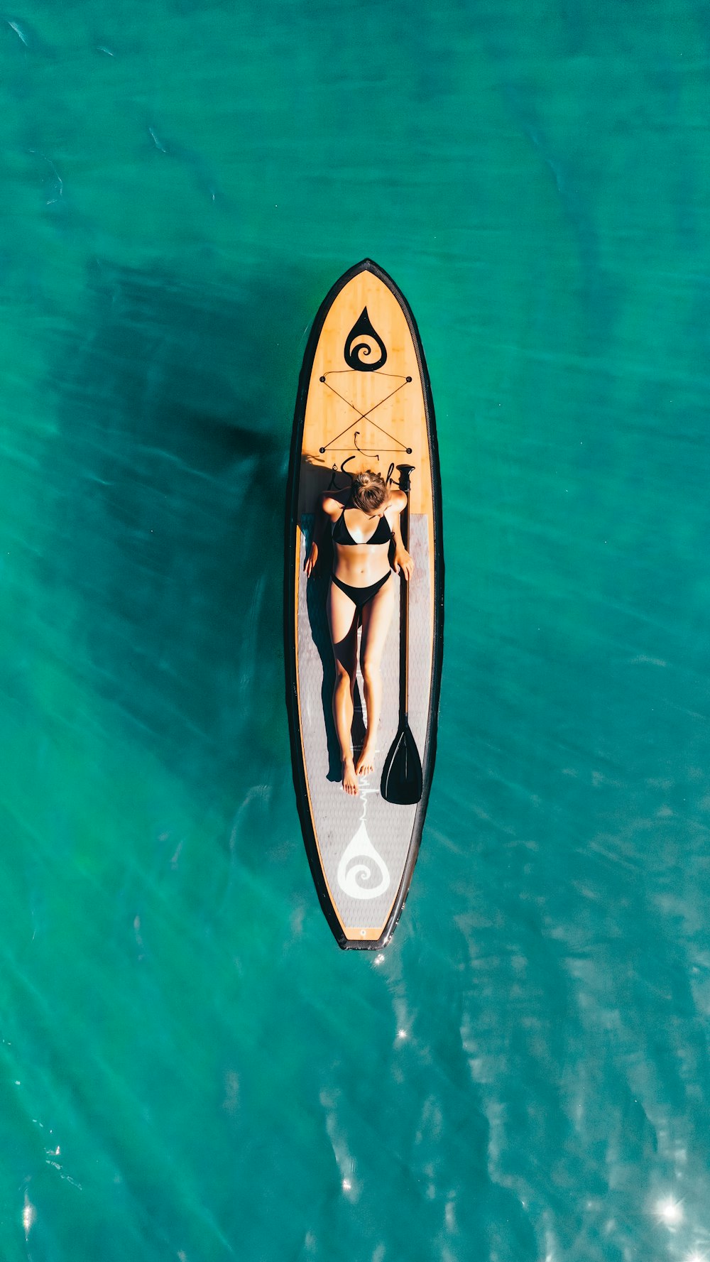 Planche de surf blanche et noire sur plan d’eau