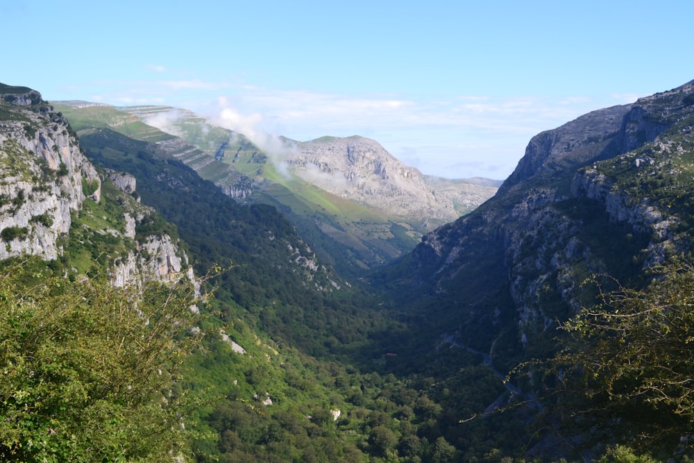 montanhas verdes sob o céu azul durante o dia