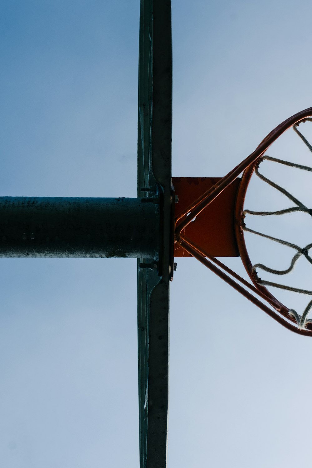 canasta de baloncesto naranja bajo el cielo azul