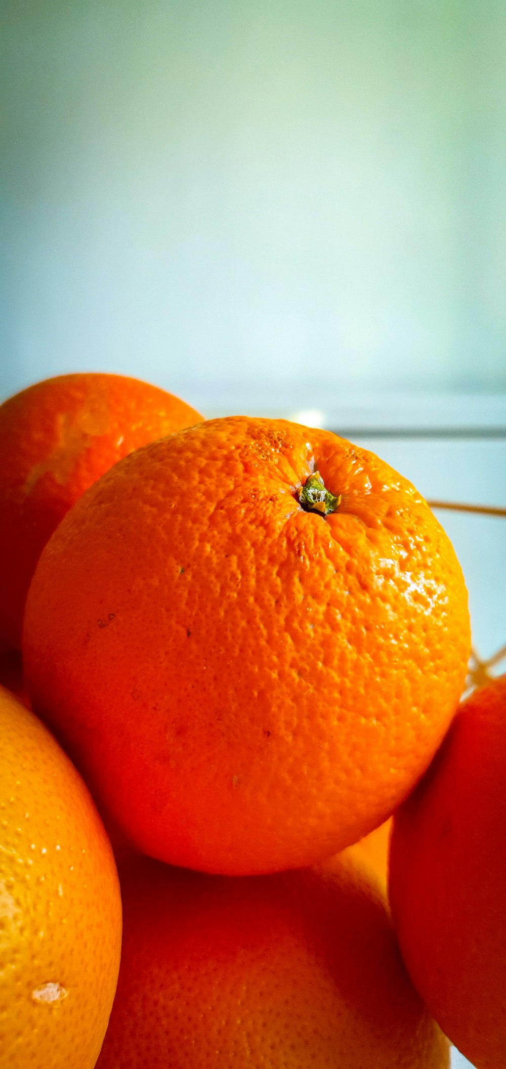 Fruta naranja sobre mesa blanca