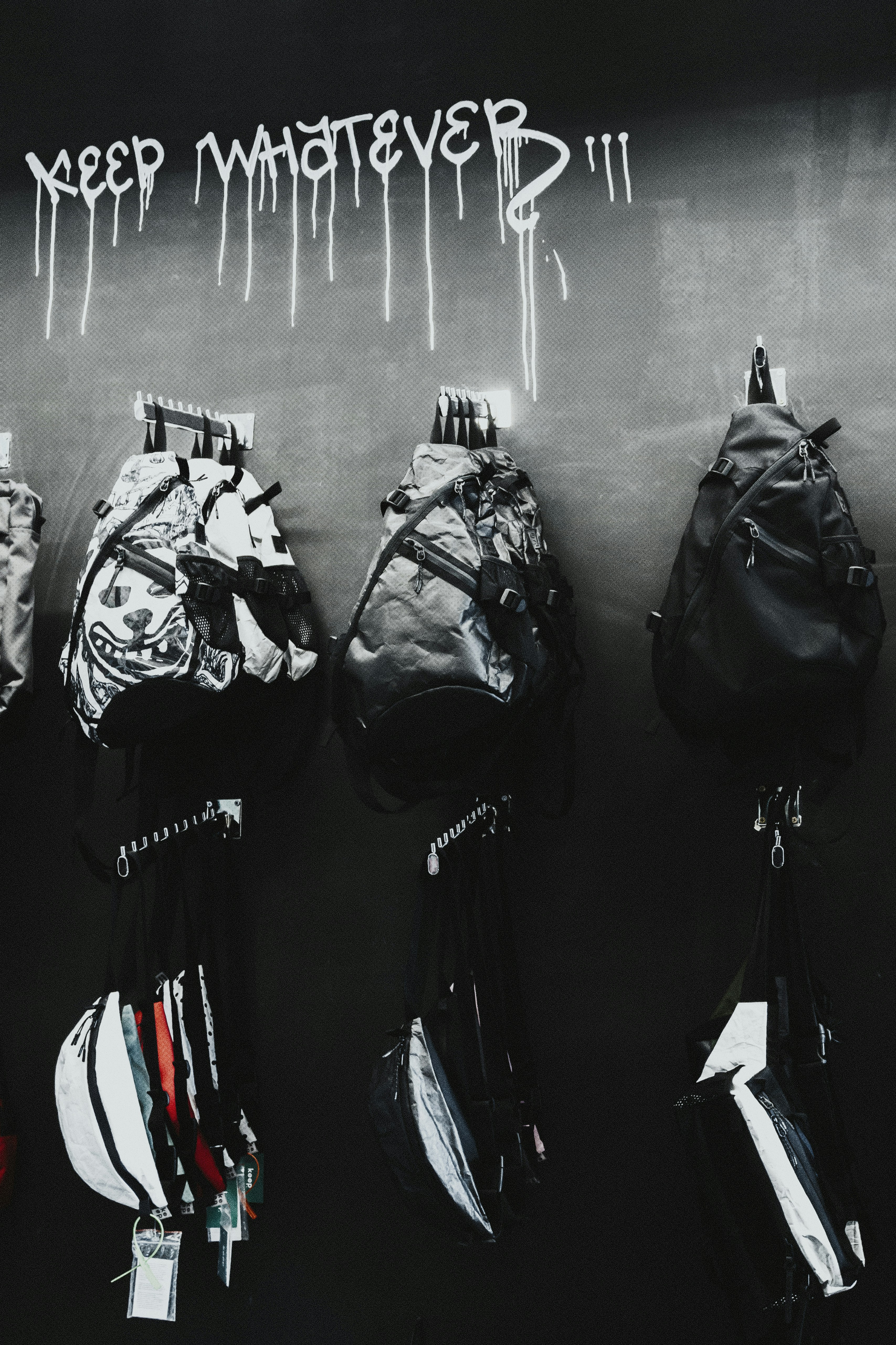 mochila de couro preto pendurada na parede