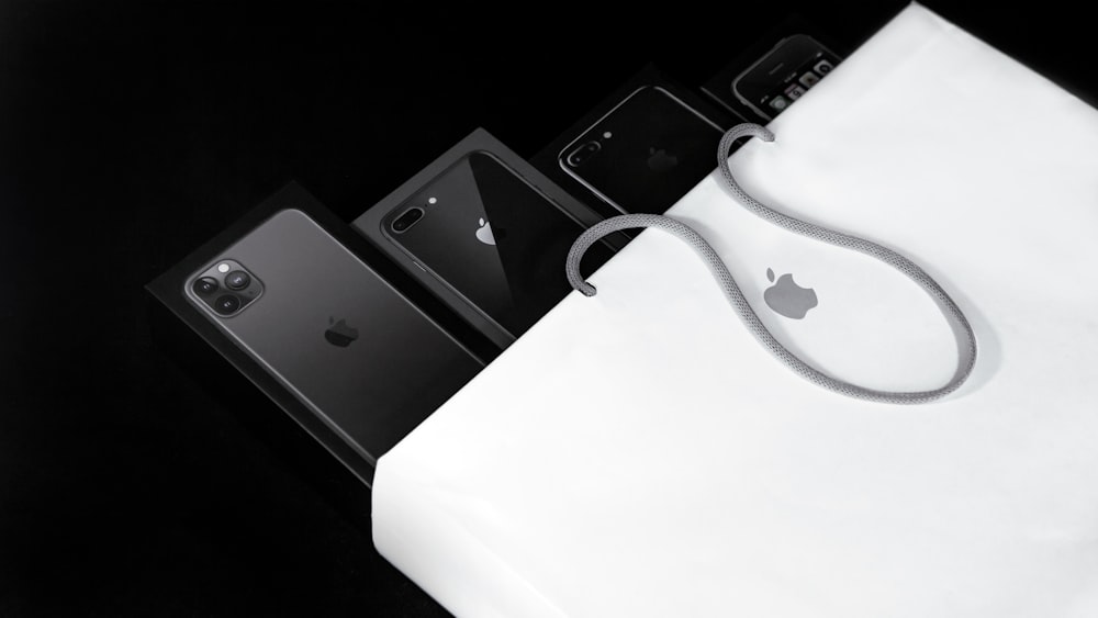 白いMacBook上の黒いiPhone 7