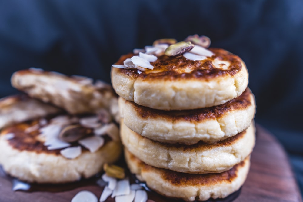 biscotti marroni su piatto di ceramica bianca