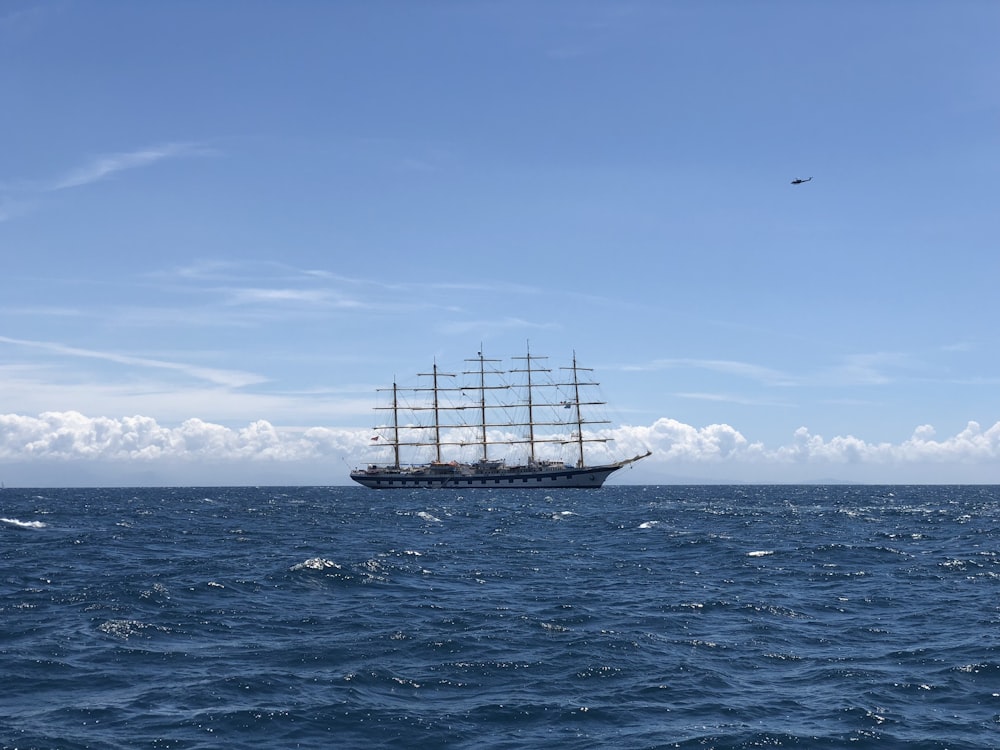 navio branco no mar sob o céu azul durante o dia