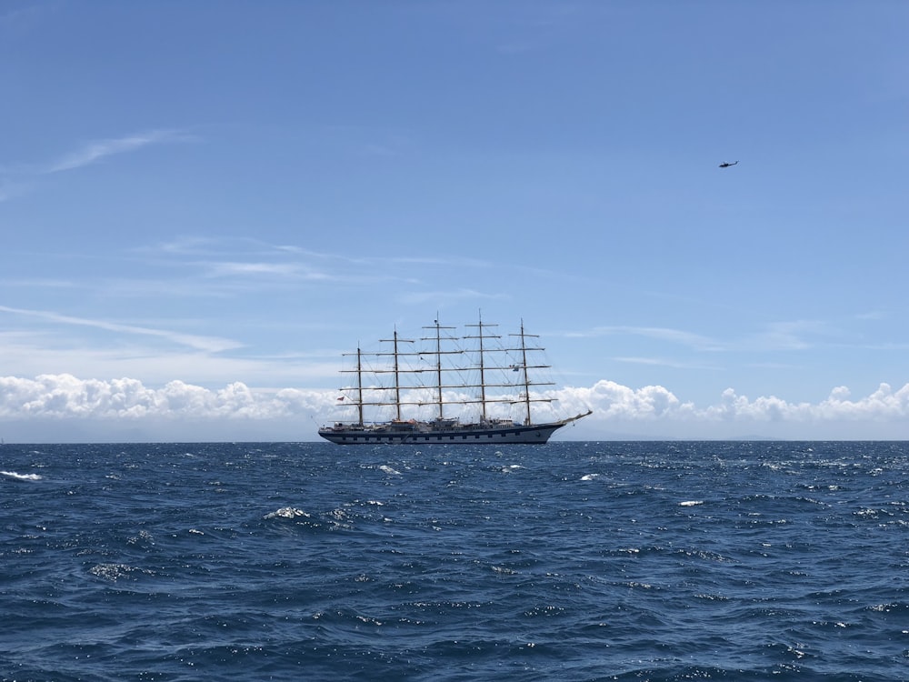 barco blanco en el mar bajo el cielo azul durante el día