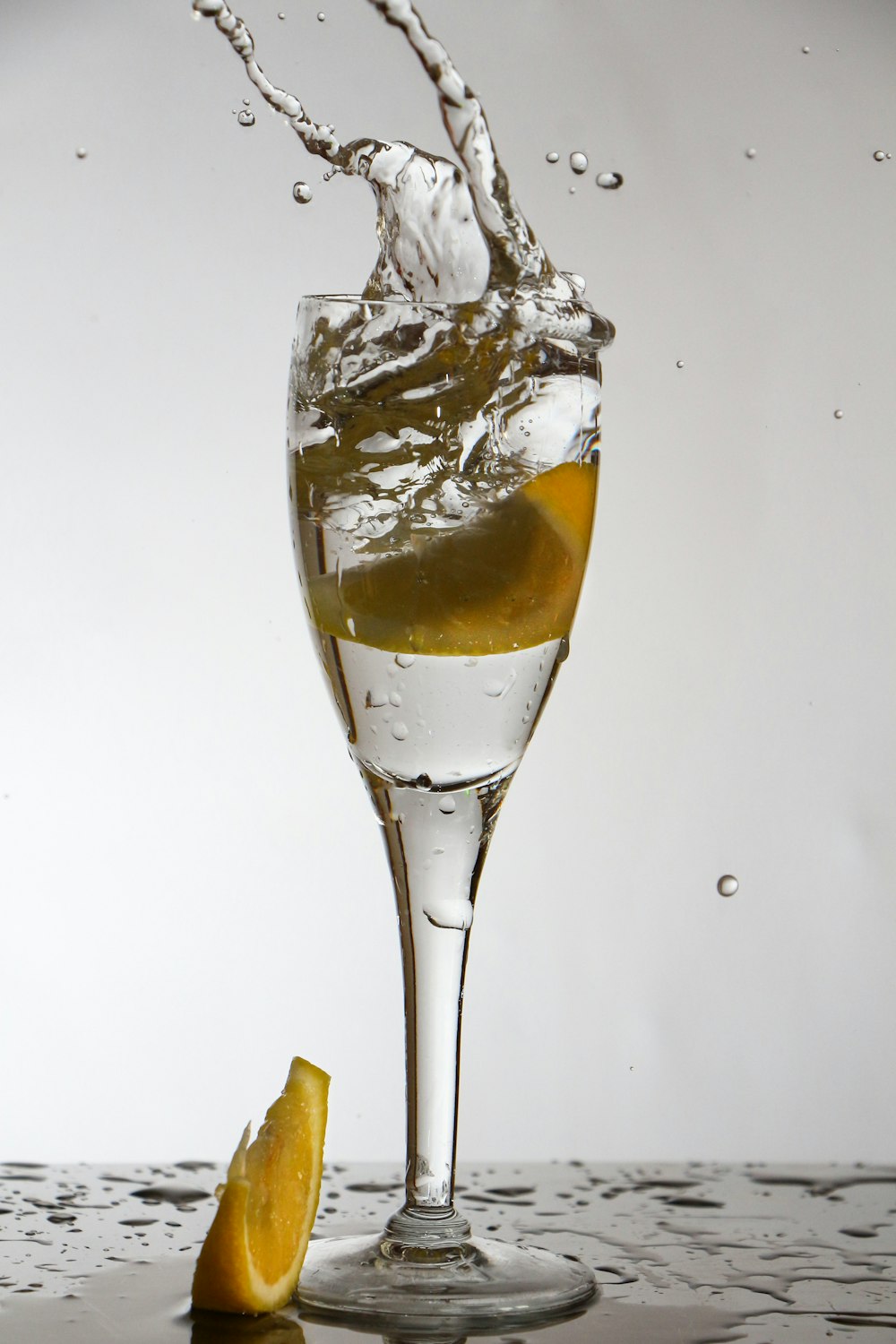 Bicchiere da vino trasparente con liquido giallo