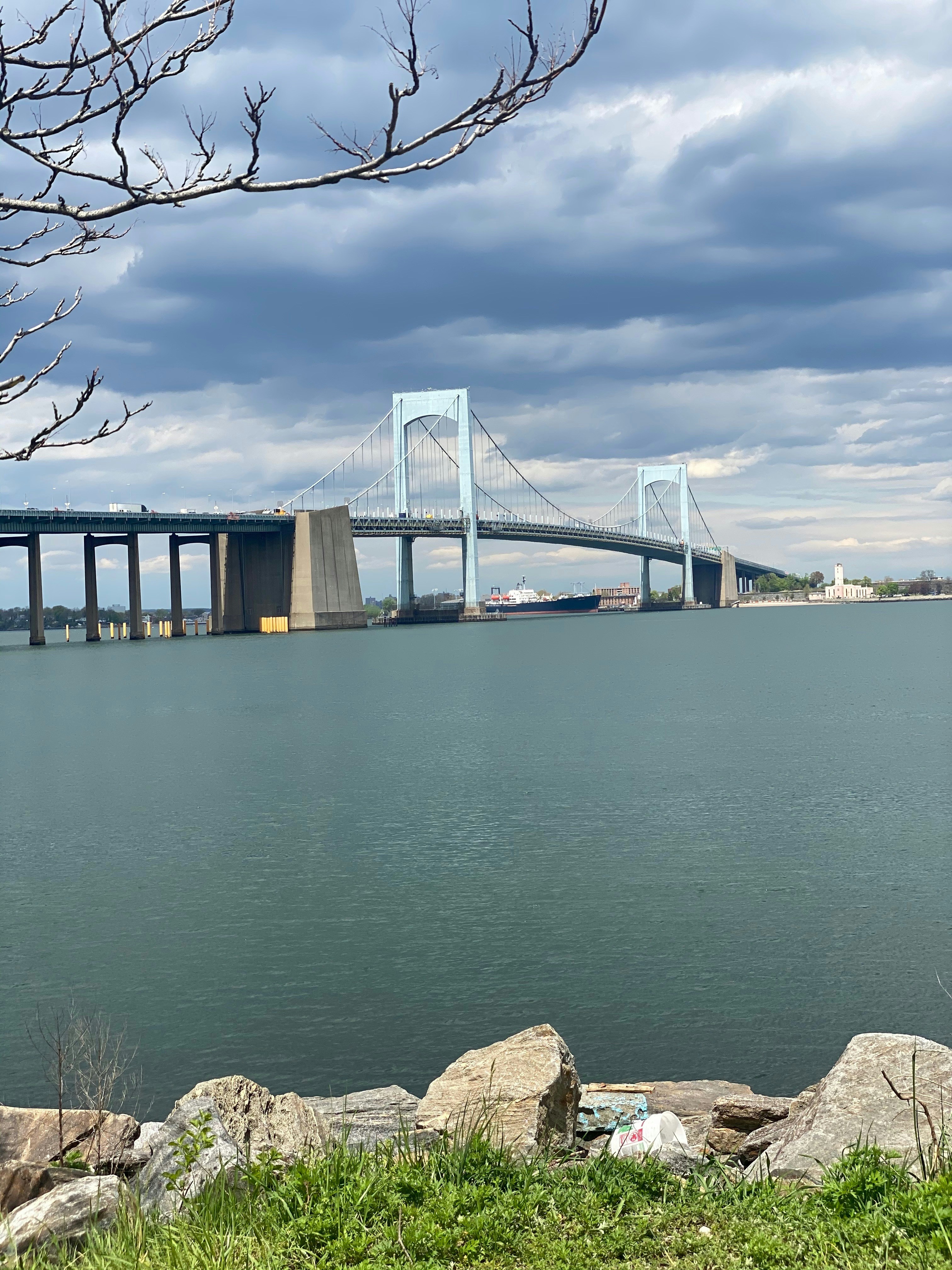 puente sobre el mar bajo nubes blancas