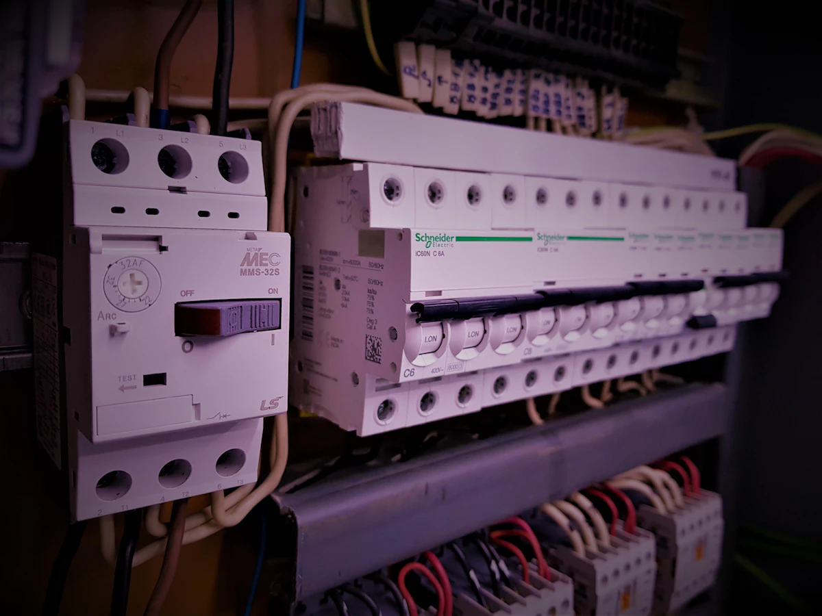 5 Best Win-Back Tools for Electrical Contractors 2026