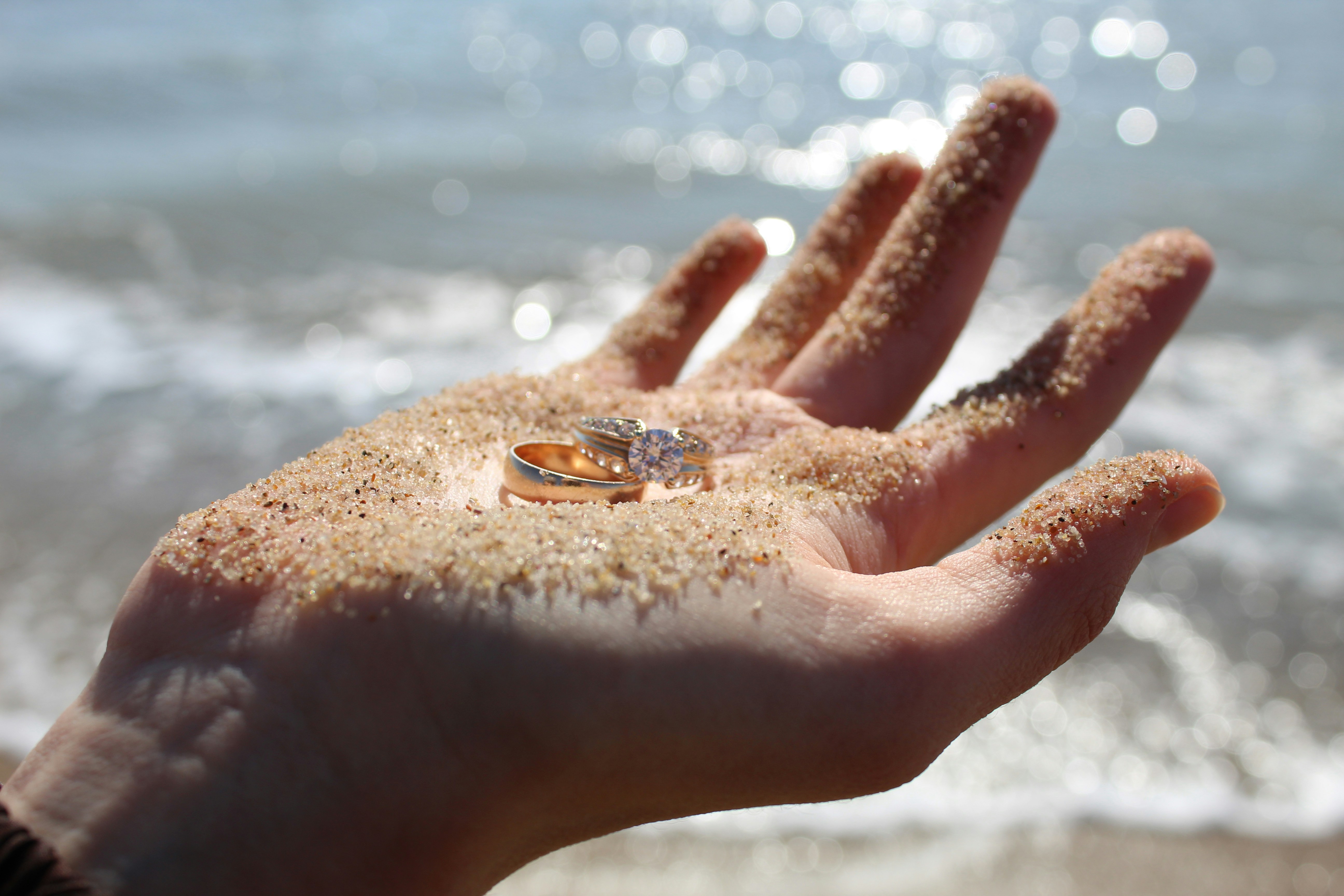 Person wearing gold ring on right hand photo Free Brown Image on Unsplash
