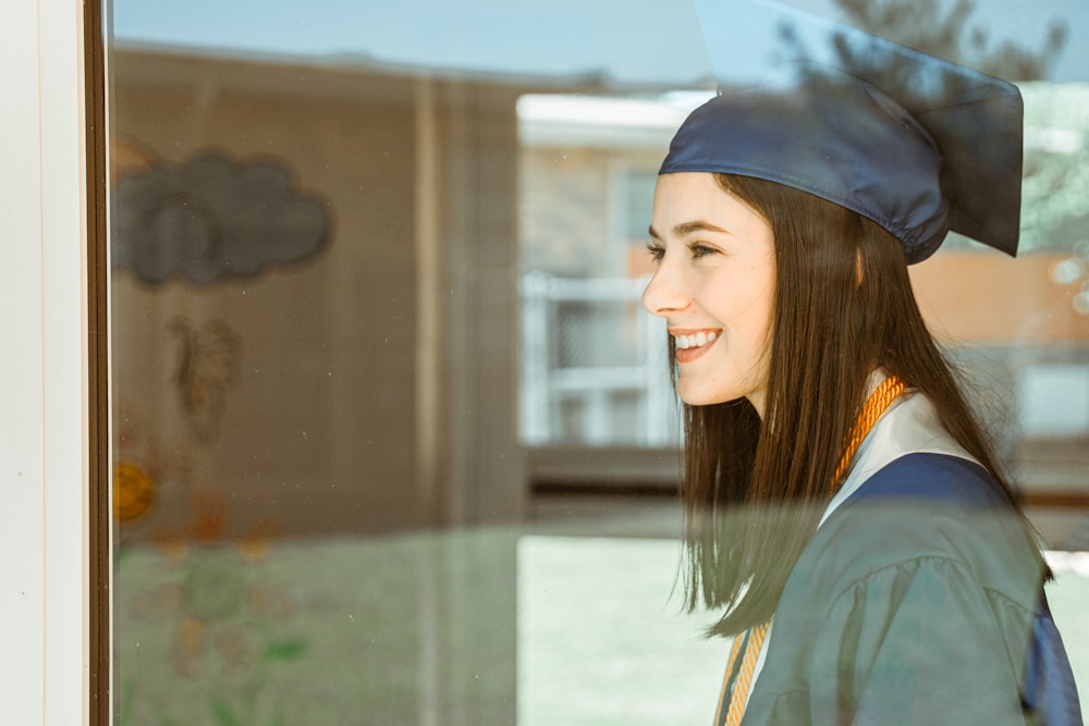 mujer con toga académica azul