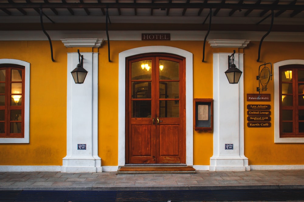 porta de madeira marrom no edifício de concreto branco