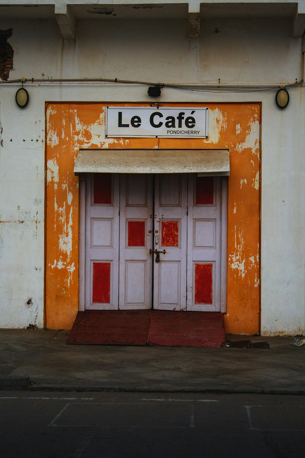 Puerta de madera roja y blanca