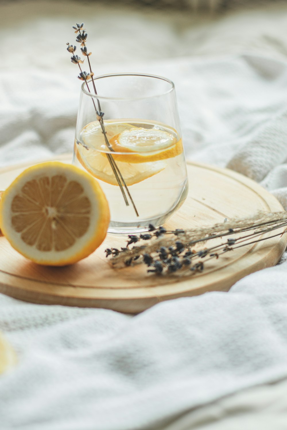verre à boire clair avec citron sur plaque en céramique blanche