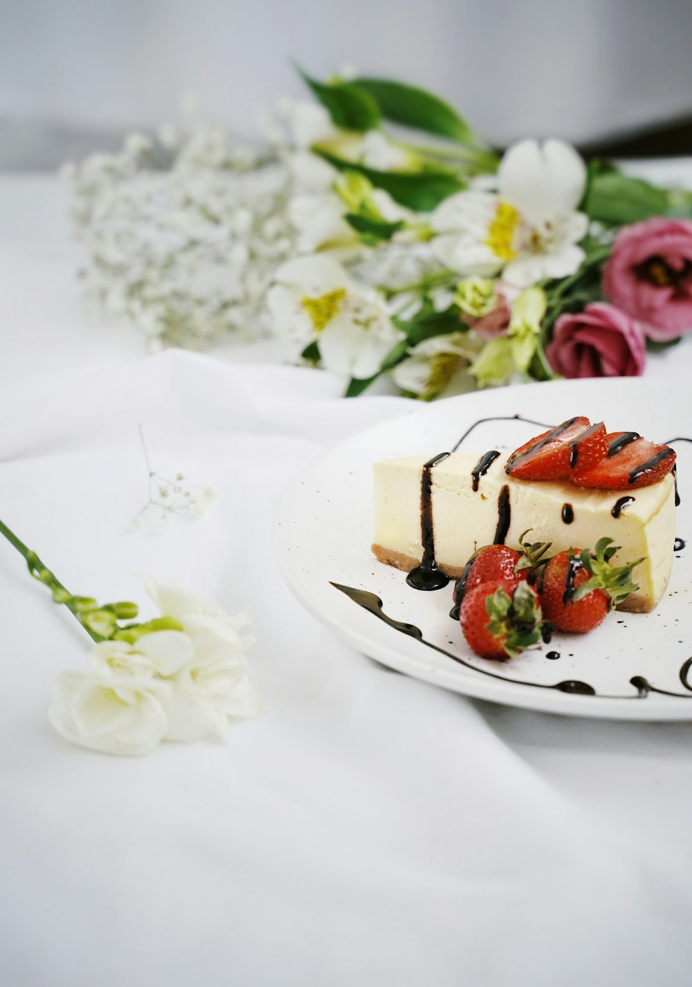 gâteau aux fraises tranché sur assiette en céramique blanche