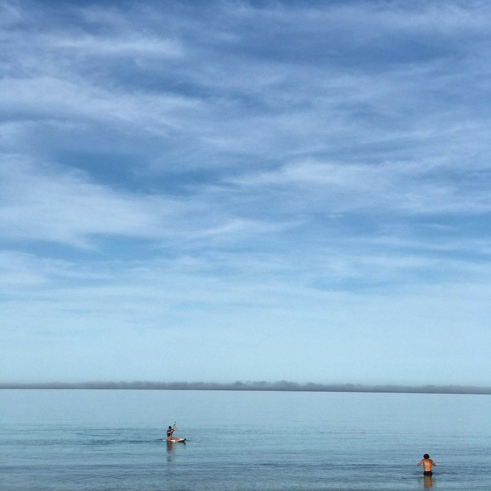 2 personas en la playa durante el día