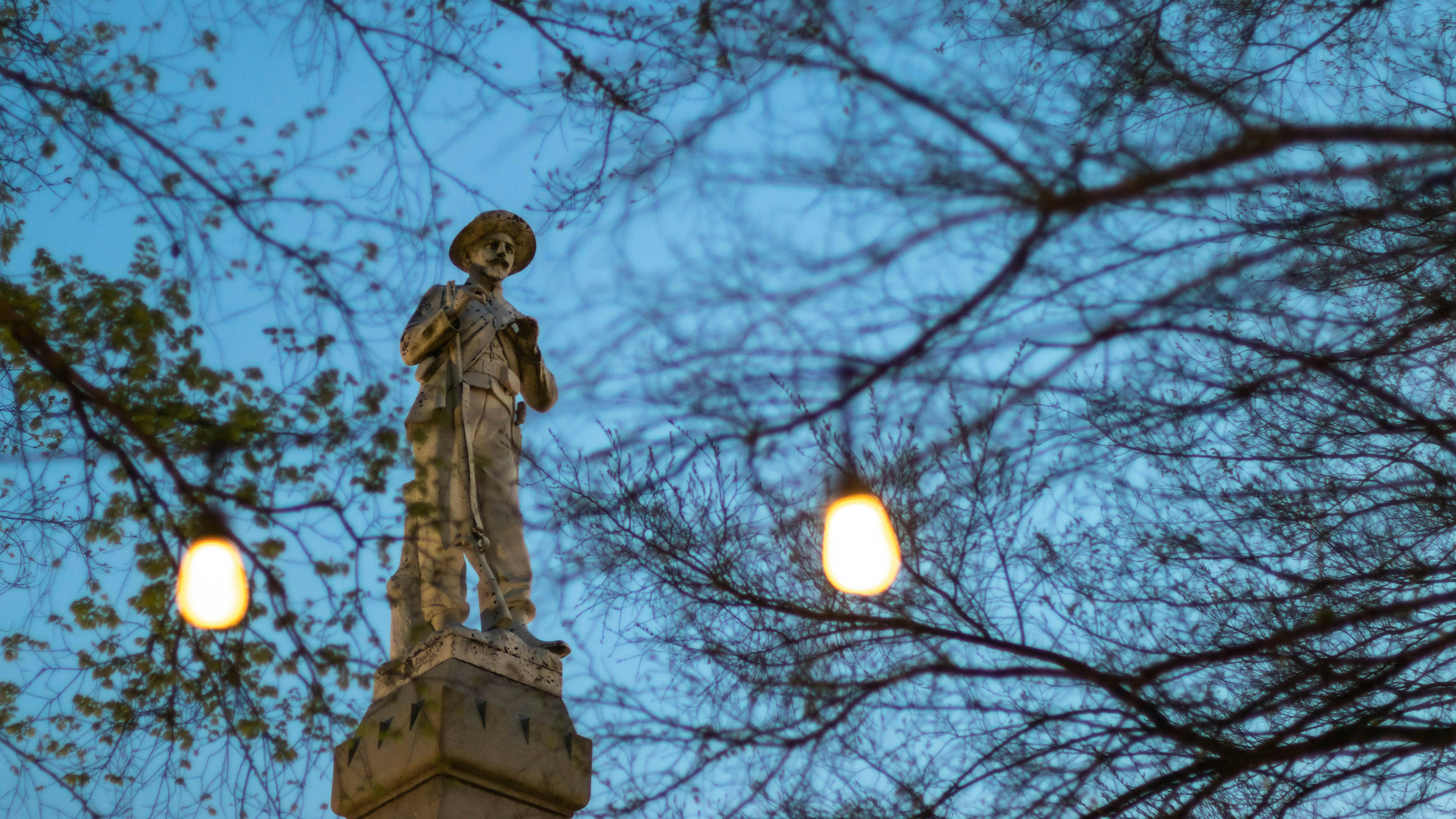 昼間の青空に映える天使像