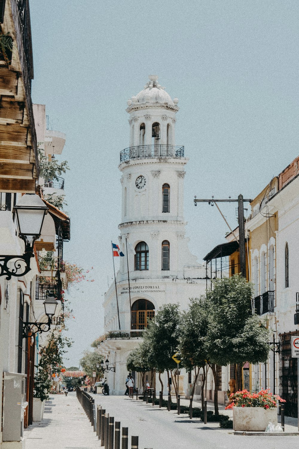 edifício de concreto branco perto de árvores verdes durante o dia