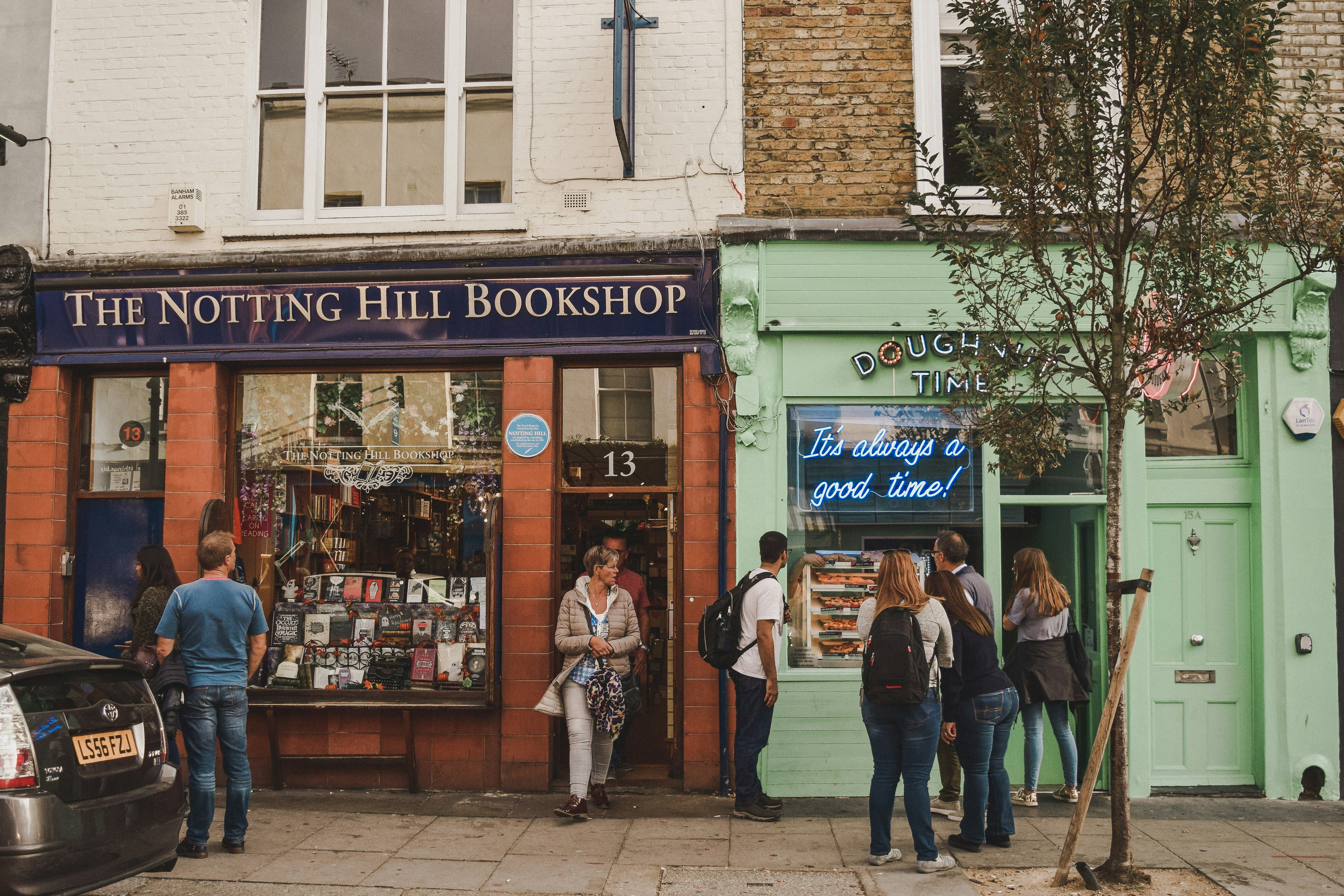 The Human Shelf: Why Britons Are Choosing Booksellers Over Algorithms