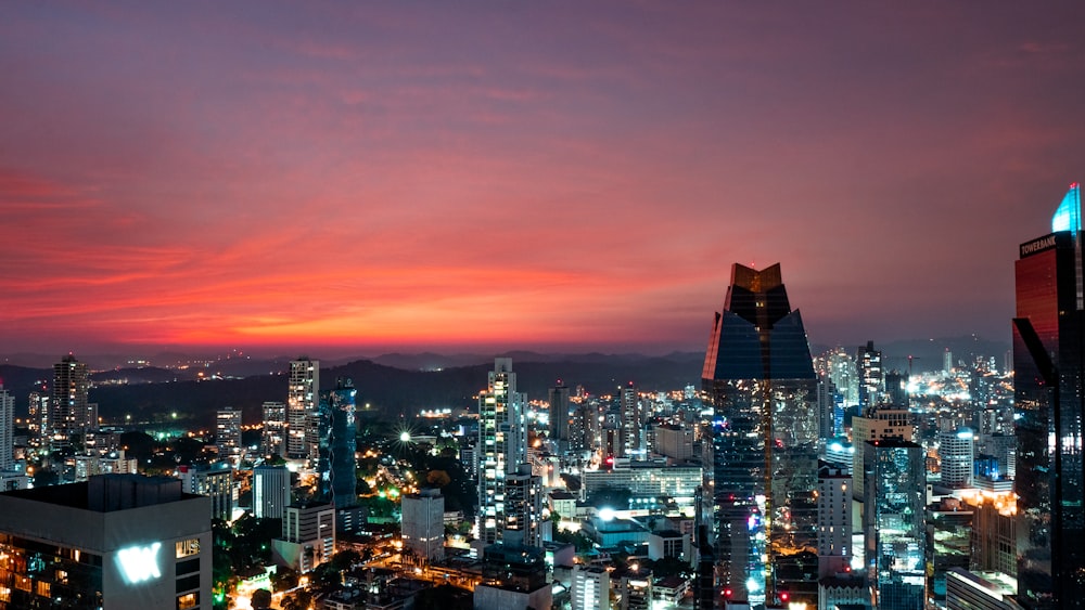 uma vista de uma cidade à noite do topo de um edifício