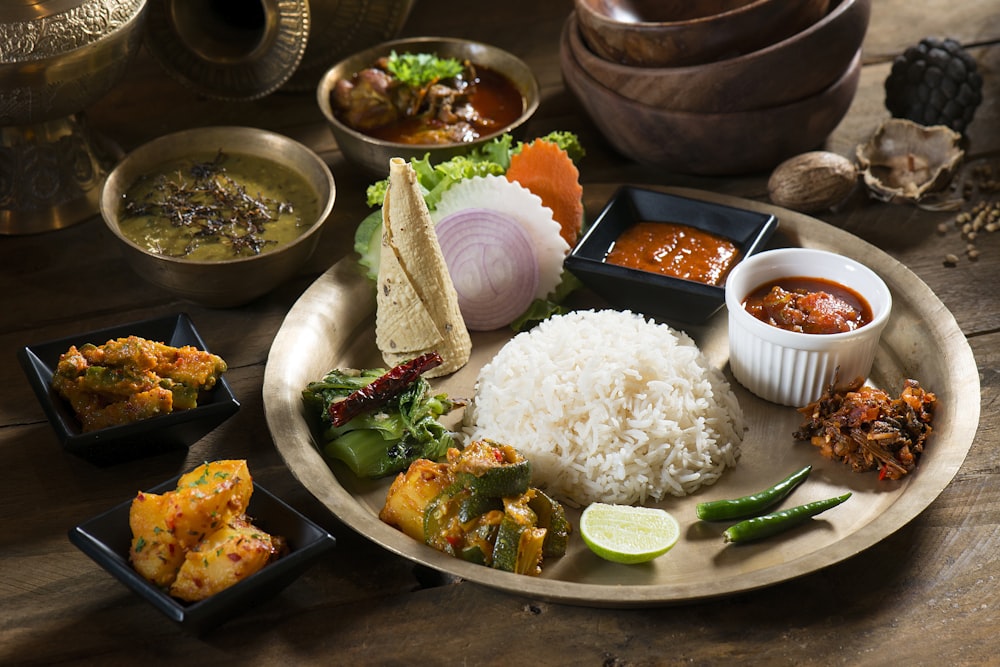 Arroz cocido con verduras en el plato