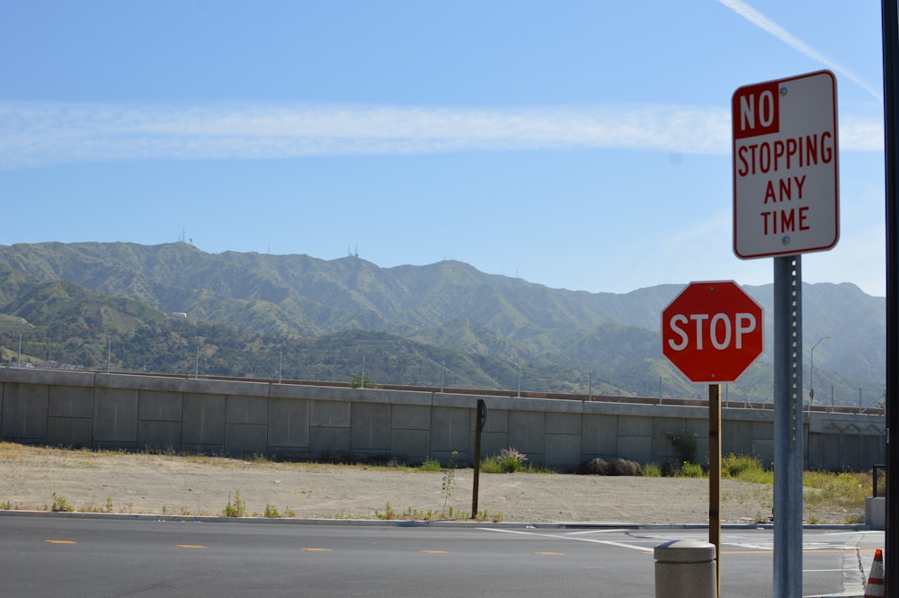 Señal de stop roja y blanca