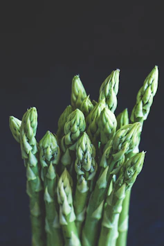 Spitzen von grünem Spargel 