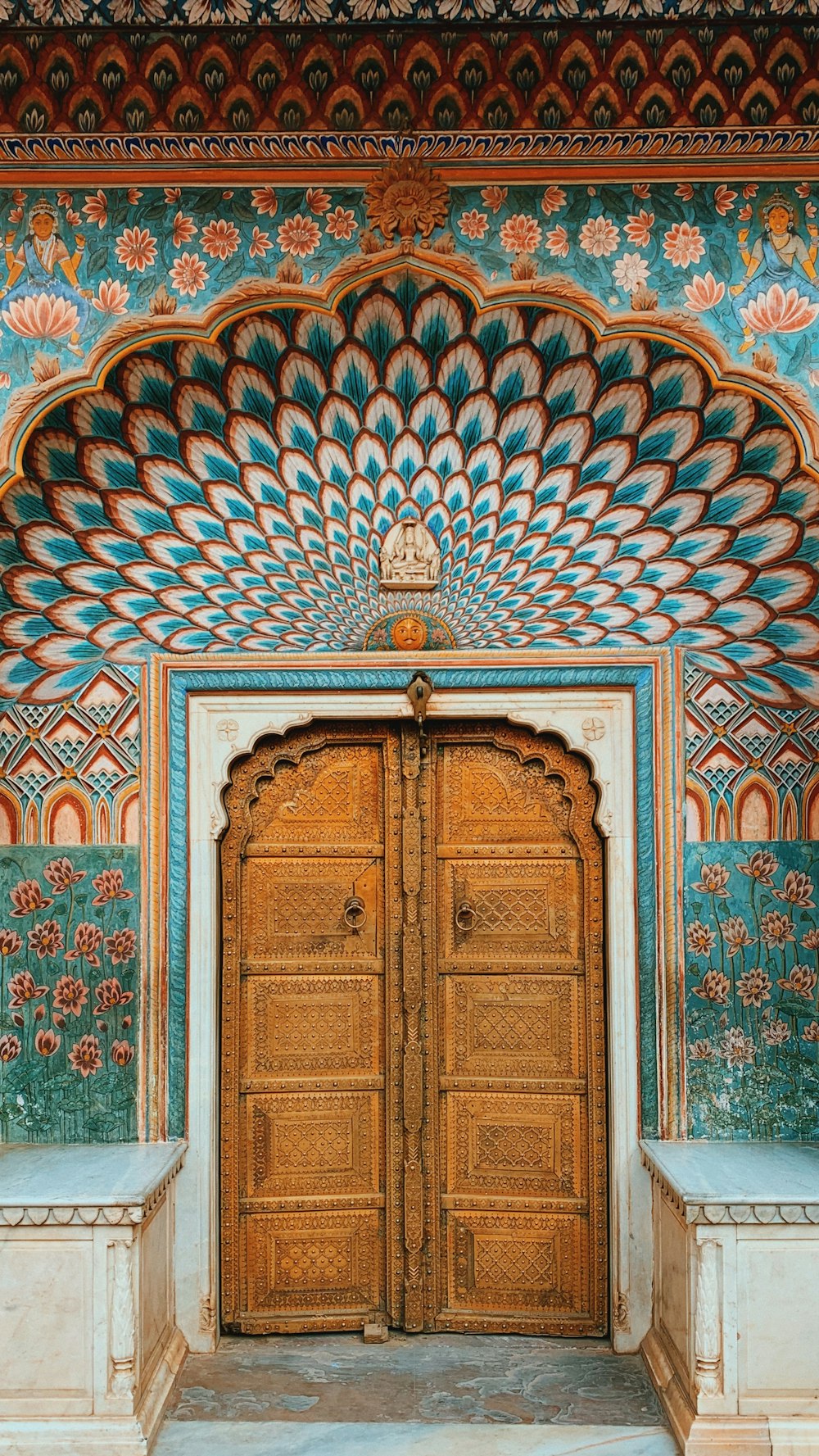 puerta de madera azul y marrón