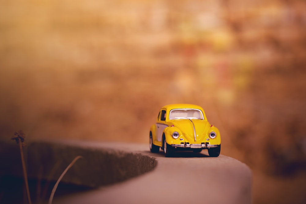 Maquette de voiture jaune et noire