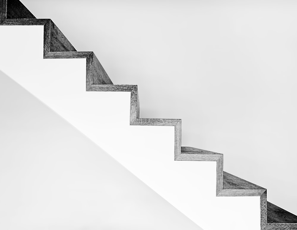 검은 금속 난간이 있는 흰색 콘크리트 계단