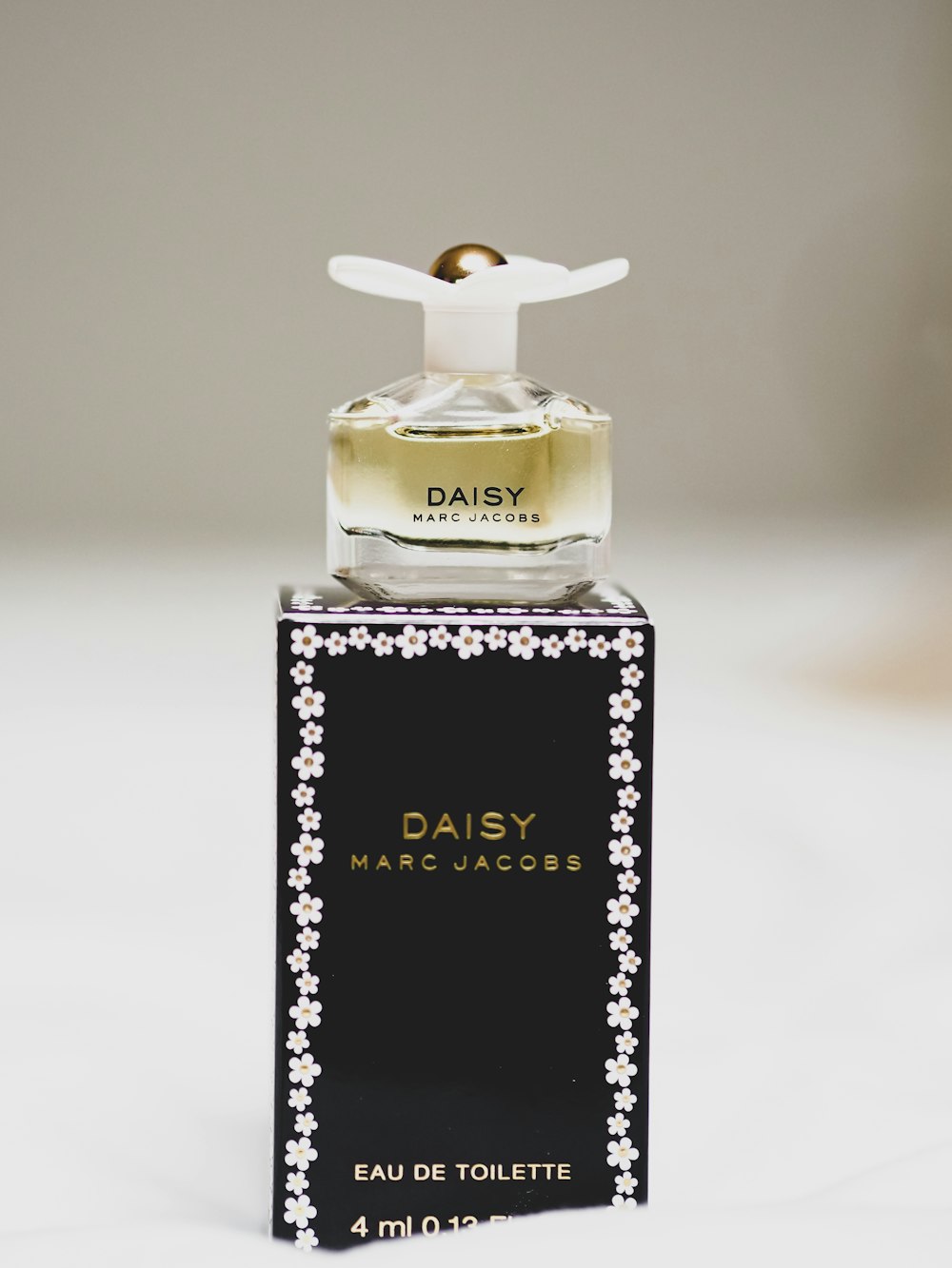 Calvin klein one perfume bottle photo – Free Fashion Image on Unsplash