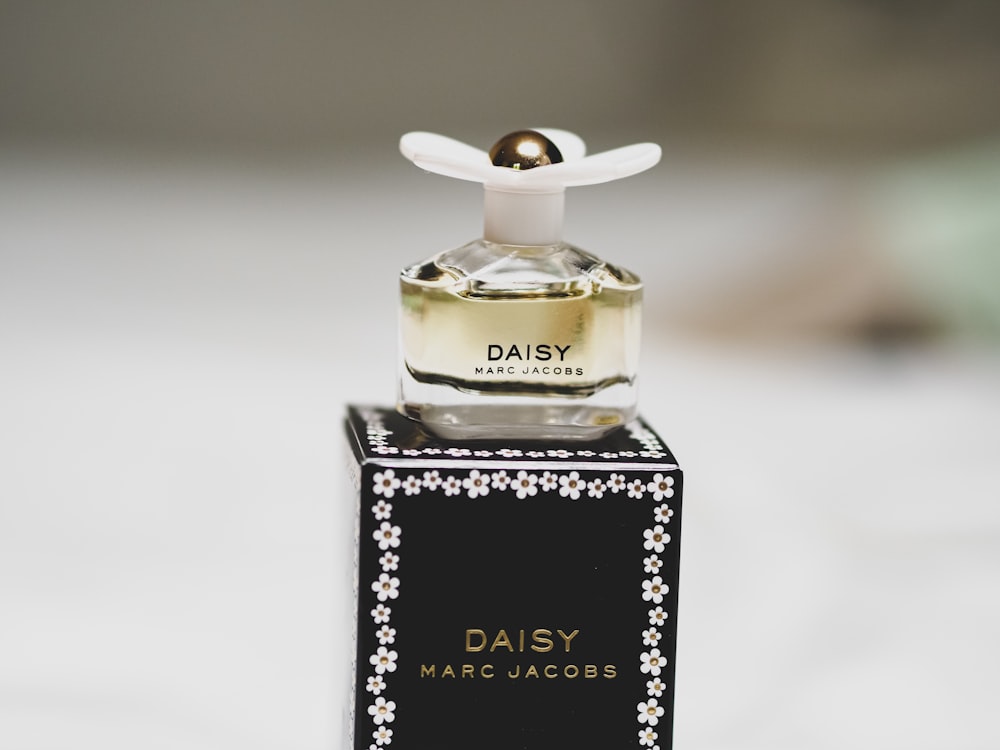 Black and gold perfume bottle photo – Free Cosmetics Image on Unsplash