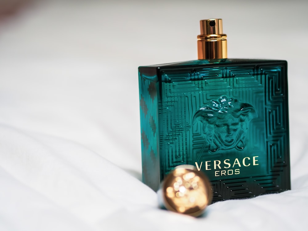 frasco de perfume verde e dourado