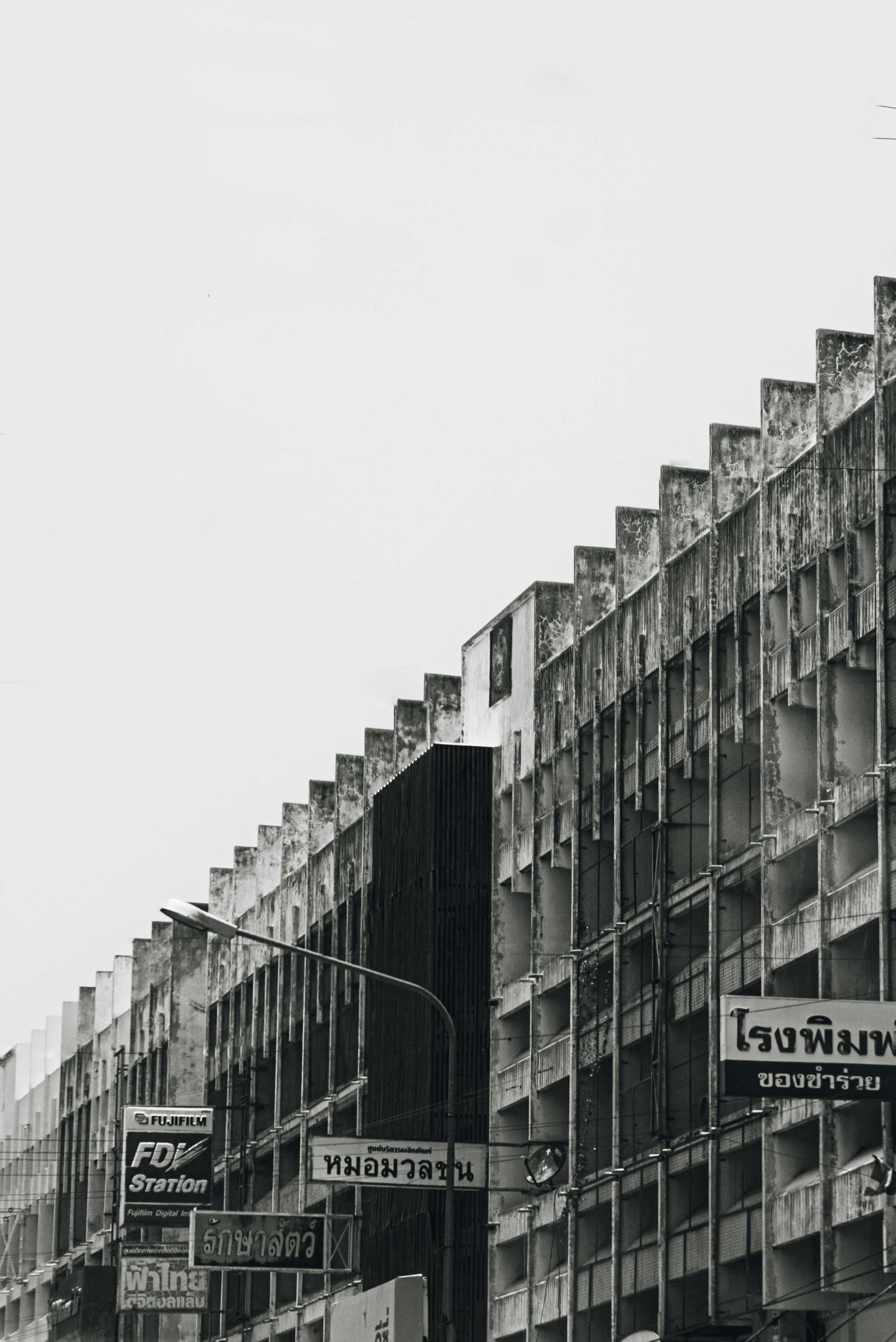edificio in cemento grigio durante il giorno