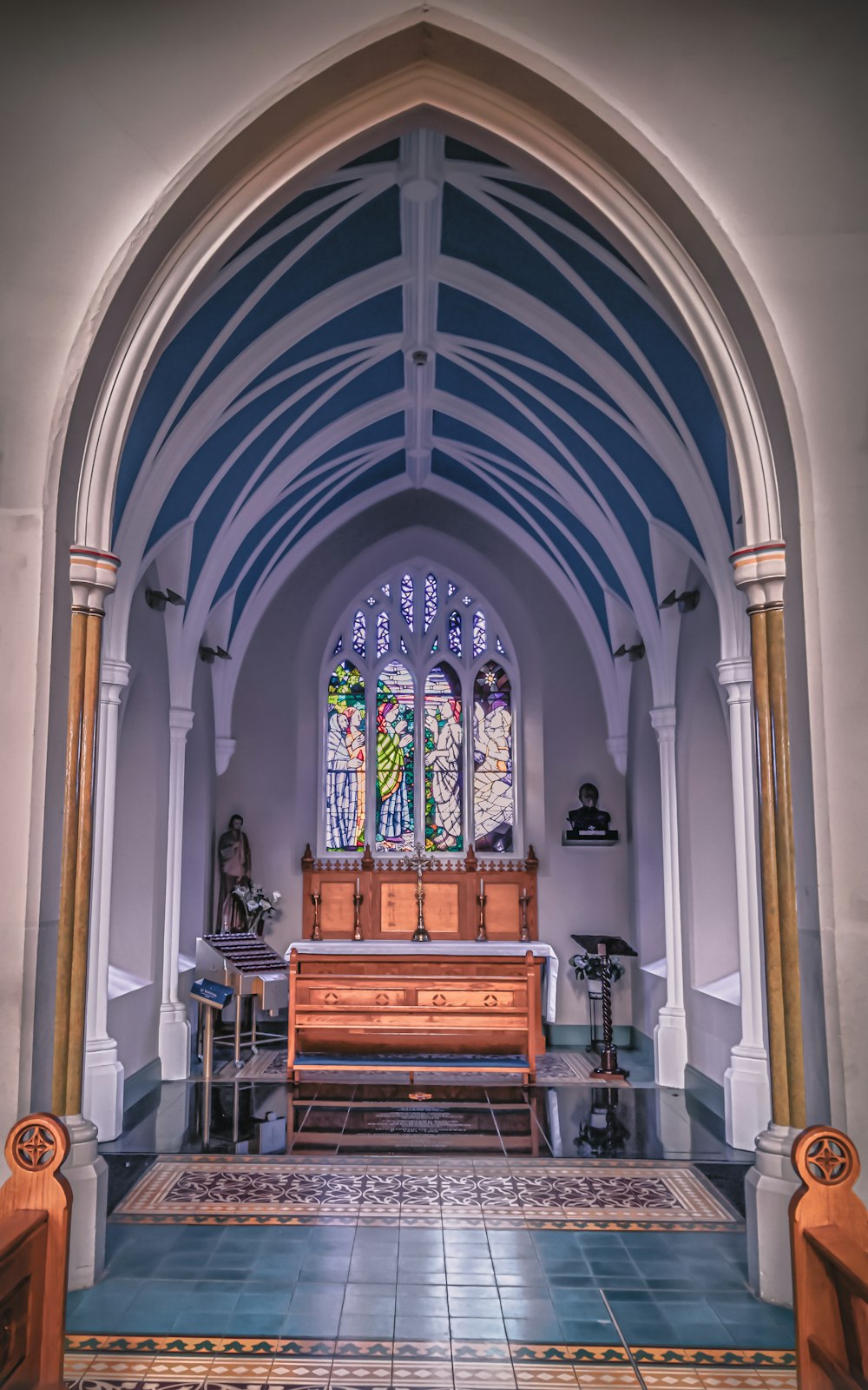 大聖堂内の茶色の木製のベンチ