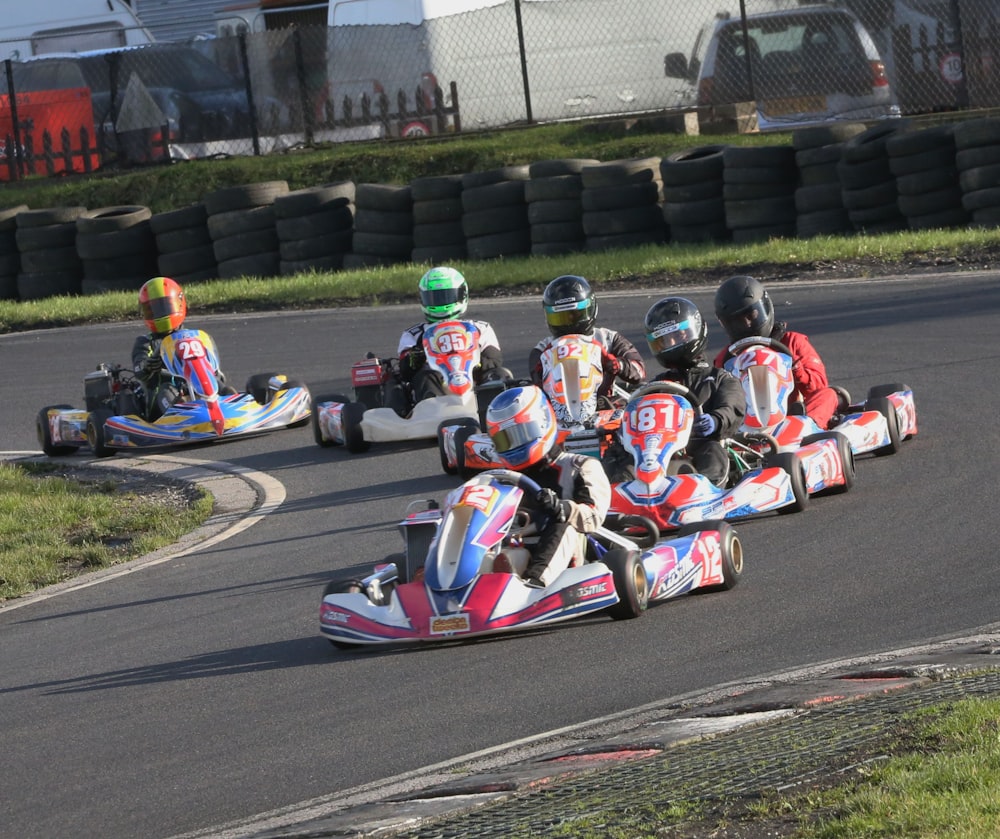 2 hombres montando go kart