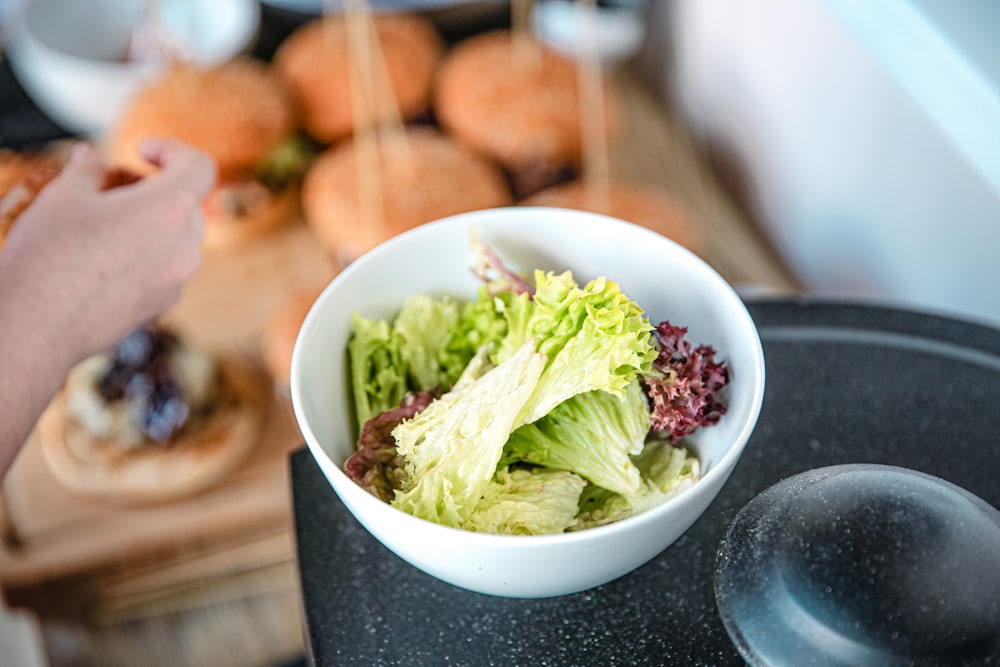 Légumes verts dans un bol en céramique blanche