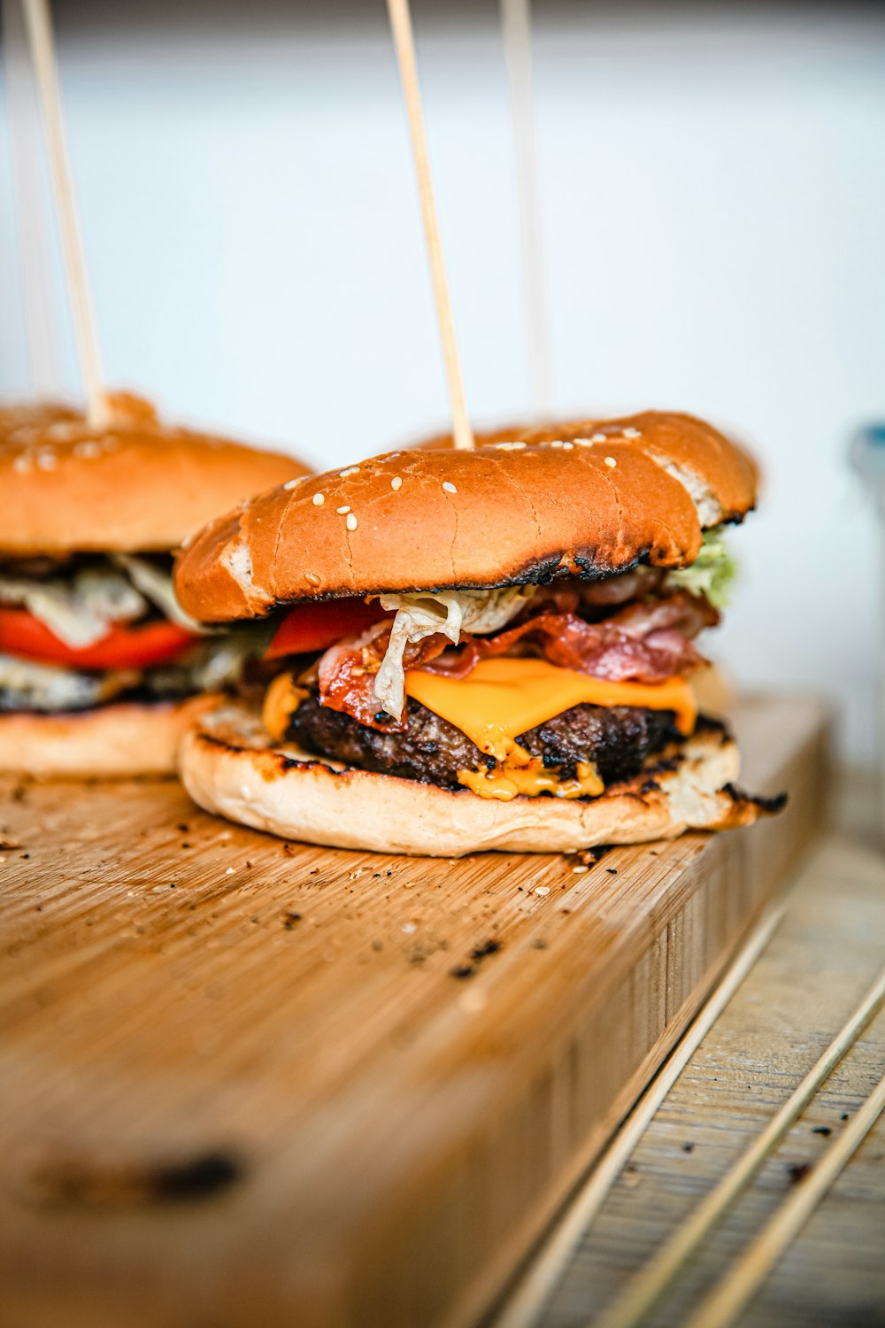 Hamburguesa sobre mesa de madera marrón