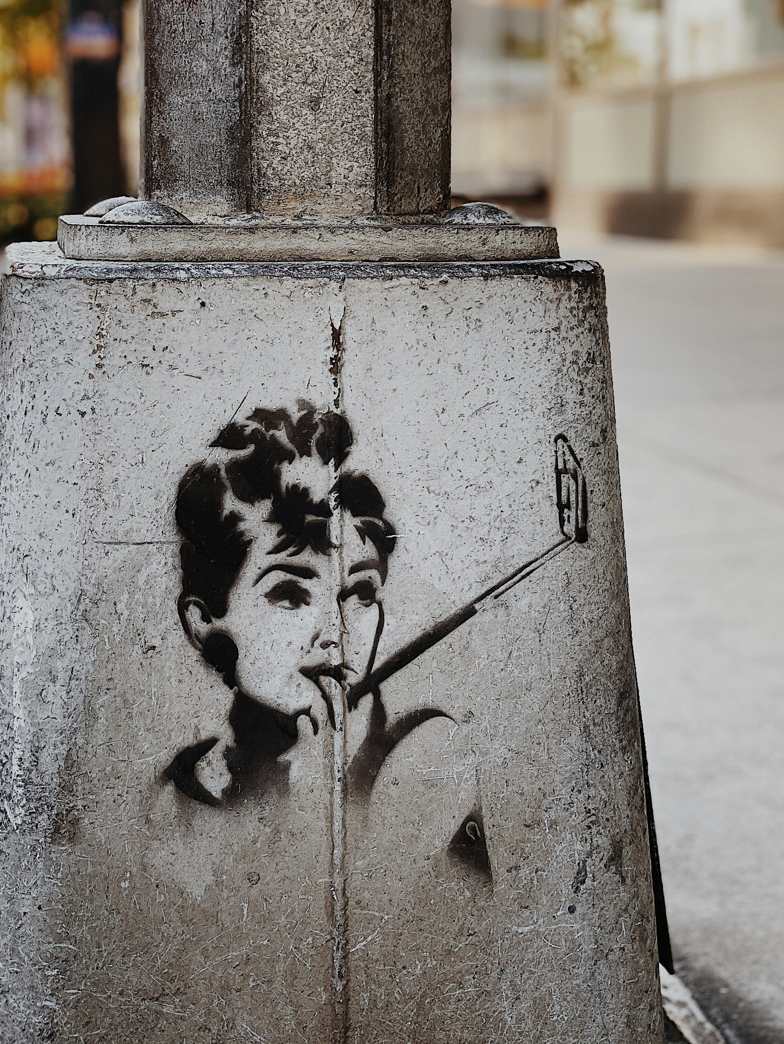 Métal gris avec impression de visage humain